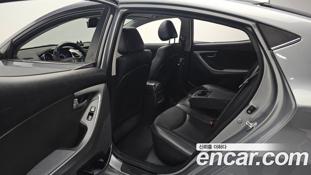Hyundai AVANTE 2015 — photo 12