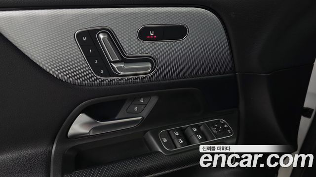 Mercedes-Benz GLB-Class 2021 — photo 26