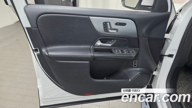 Mercedes-Benz GLB-Class 2021 — photo 14