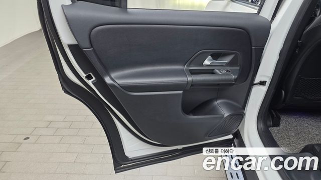 Mercedes-Benz GLB-Class 2021 — photo 15