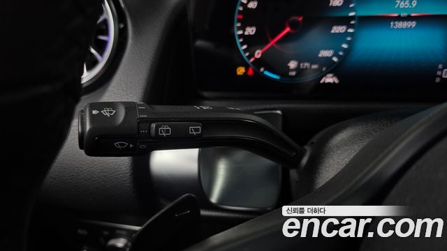 Mercedes-Benz GLB-Class 2021 — photo 28