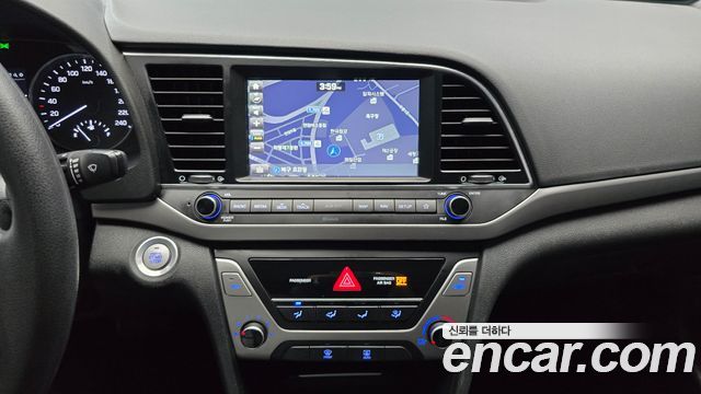 Hyundai AVANTE 2018 — photo 12
