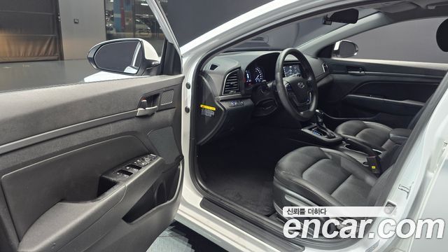 Hyundai AVANTE 2018 — photo 13
