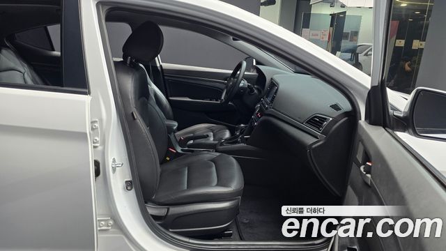 Hyundai AVANTE 2018 — photo 17