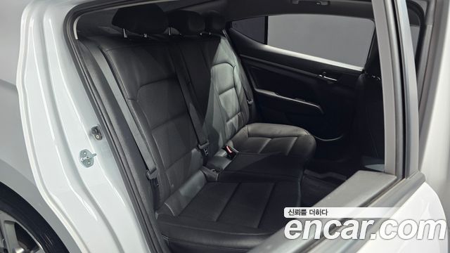 Hyundai AVANTE 2018 — photo 16