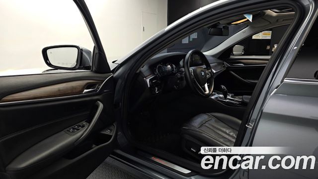 BMW 5-Series 2019 — photo 13