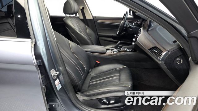 BMW 5-Series 2019 — photo 17