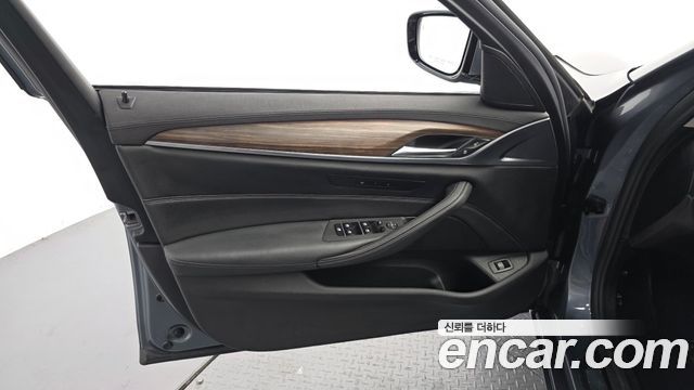BMW 5-Series 2019 — photo 14