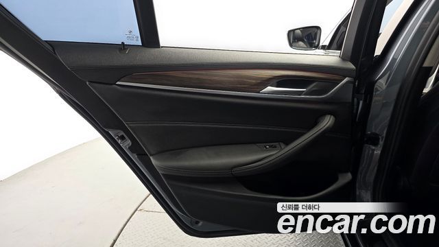 BMW 5-Series 2019 — photo 15
