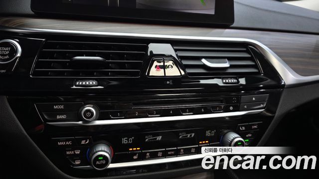 BMW 5-Series 2019 — photo 27