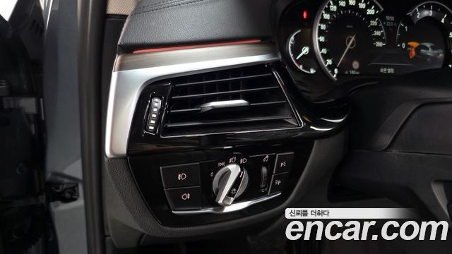 BMW 5-Series 2019 — photo 28
