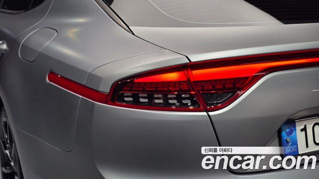 Kia Stinger 2023 — photo 9