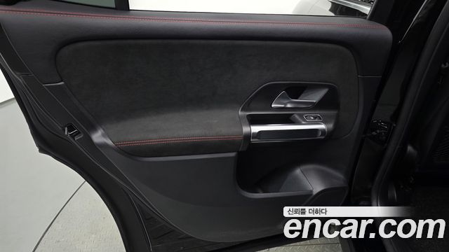Mercedes-Benz GLB-Class 2022 — photo 15