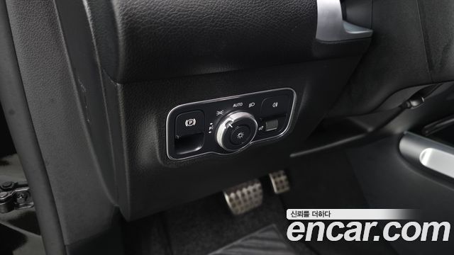 Mercedes-Benz GLB-Class 2022 — photo 28
