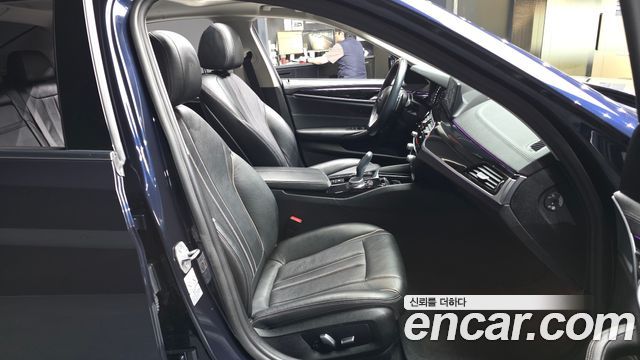 BMW 5-Series 2018 — photo 17