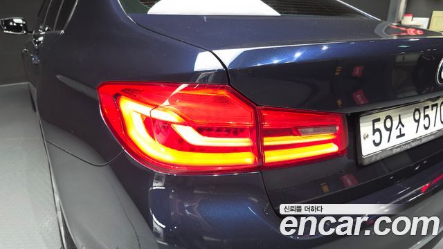BMW 5-Series 2018 — photo 9