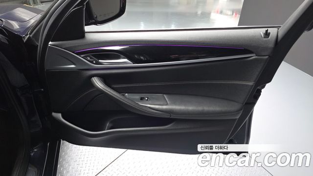 BMW 5-Series 2018 — photo 14