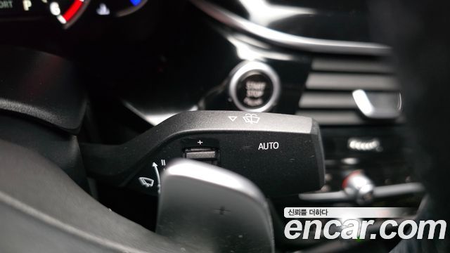 BMW 5-Series 2018 — photo 28