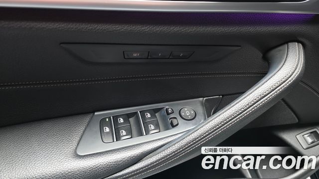 BMW 5-Series 2018 — photo 32