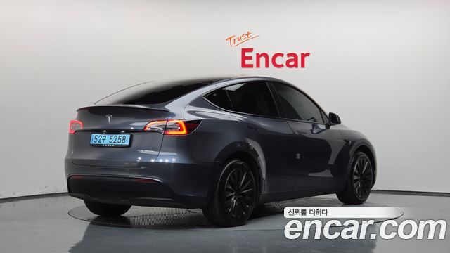 Tesla Model Y 2023 — photo 2