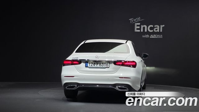Mercedes-Benz E-Class 2023 — photo 4