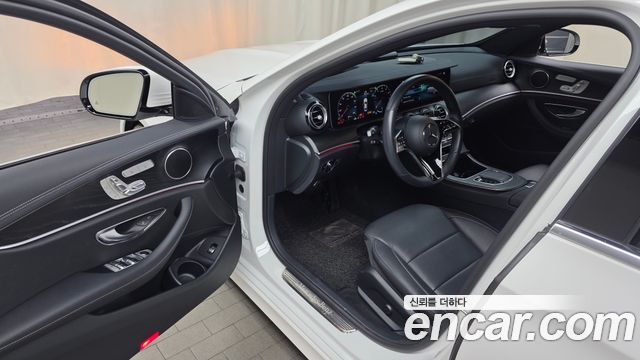 Mercedes-Benz E-Class 2023 — photo 13