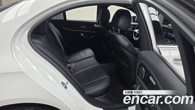 Mercedes-Benz E-Class 2023 — photo 18