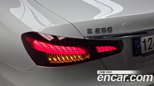 Mercedes-Benz E-Class 2023 — photo 9
