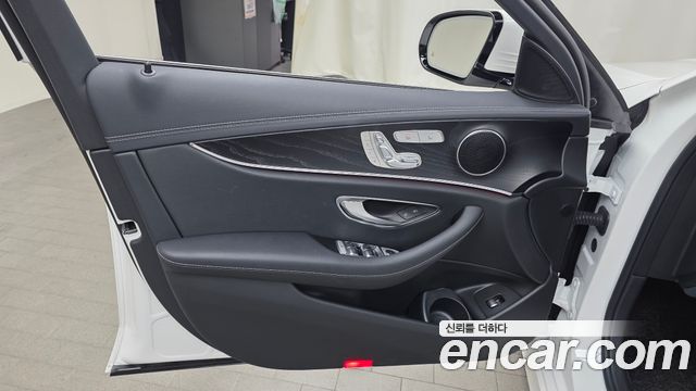 Mercedes-Benz E-Class 2023 — photo 14