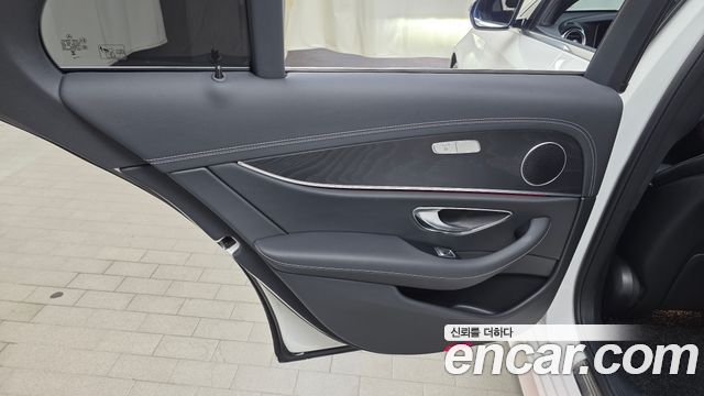 Mercedes-Benz E-Class 2023 — photo 15