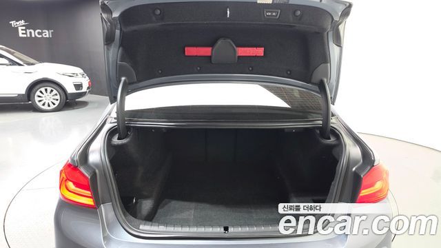 BMW 5-Series 2018 — photo 20