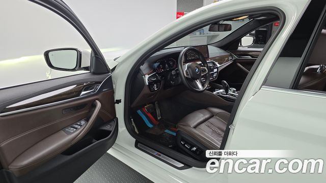 BMW 5-Series 2022 — photo 10