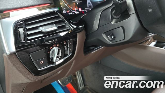 BMW 5-Series 2022 — photo 19