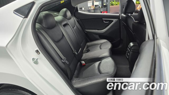Hyundai AVANTE 2016 — photo 17