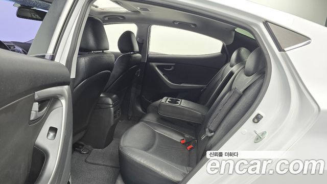 Hyundai AVANTE 2016 — photo 18
