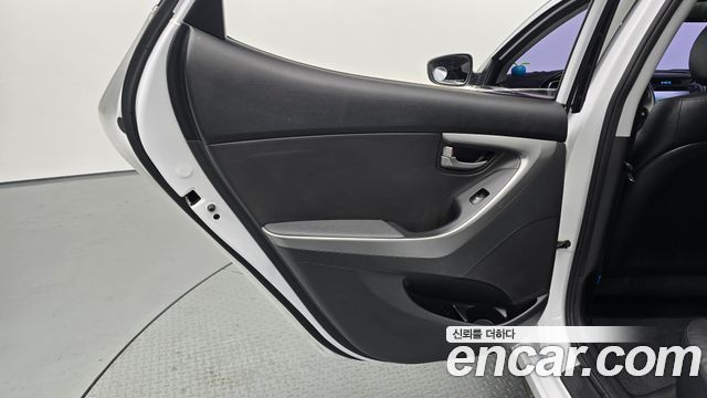 Hyundai AVANTE 2016 — photo 15