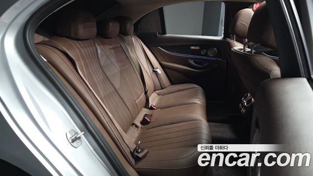 Mercedes-Benz E-Class 2017 — photo 18