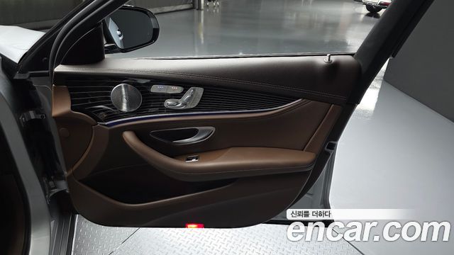 Mercedes-Benz E-Class 2017 — photo 14