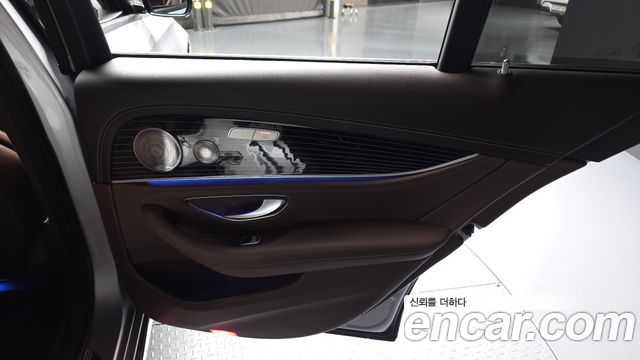 Mercedes-Benz E-Class 2017 — photo 15