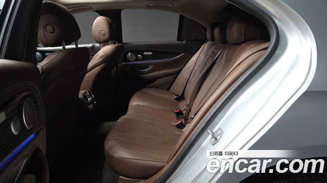 Mercedes-Benz E-Class 2017 — photo 16