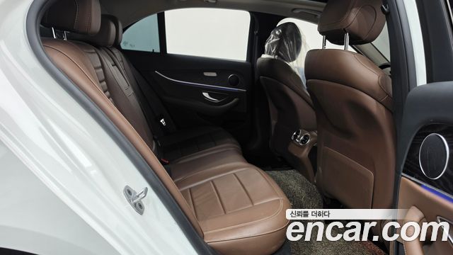 Mercedes-Benz E-Class 2019 — photo 17