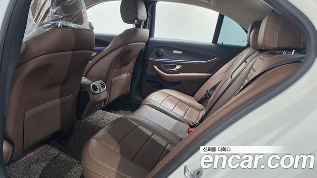 Mercedes-Benz E-Class 2019 — photo 26