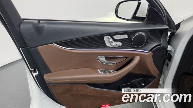 Mercedes-Benz E-Class 2019 — photo 14