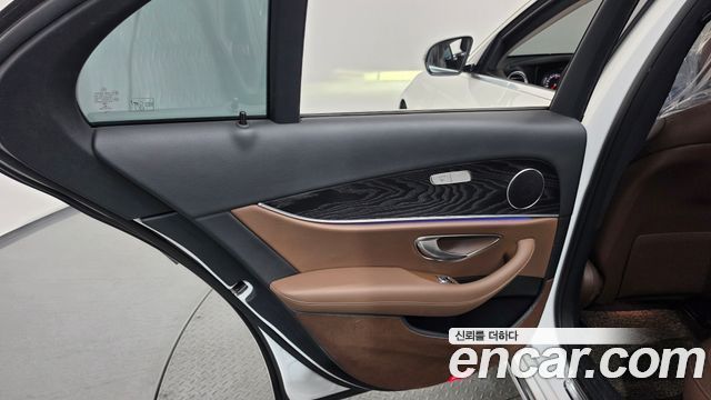 Mercedes-Benz E-Class 2019 — photo 15
