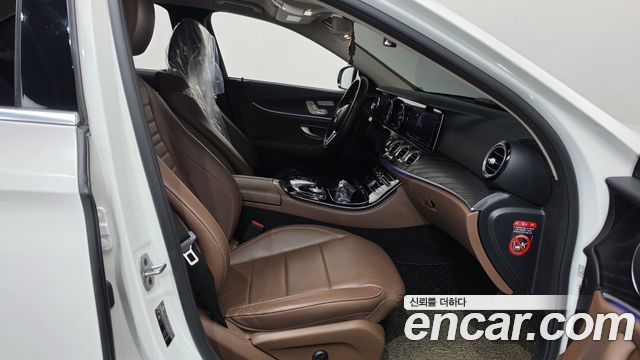 Mercedes-Benz E-Class 2019 — photo 16