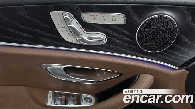 Mercedes-Benz E-Class 2019 — photo 34