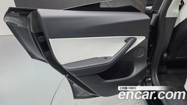 Tesla Model Y 2022 — photo 15
