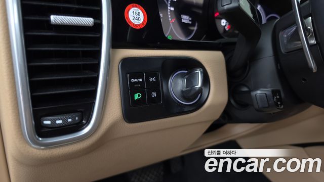 Porsche Cayenne 2020 — photo 28