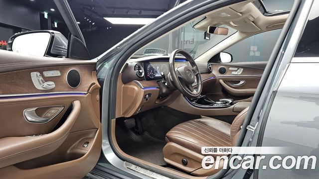 Mercedes-Benz E-Class 2017 — photo 10