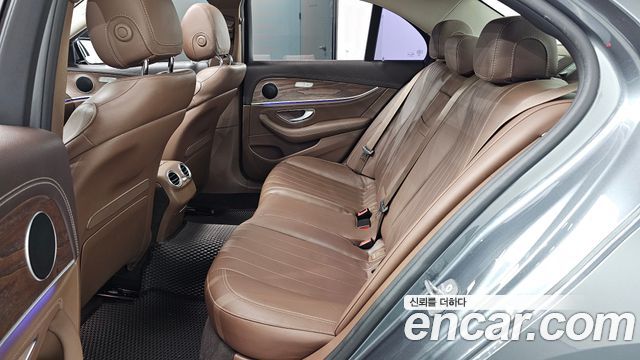 Mercedes-Benz E-Class 2017 — photo 11